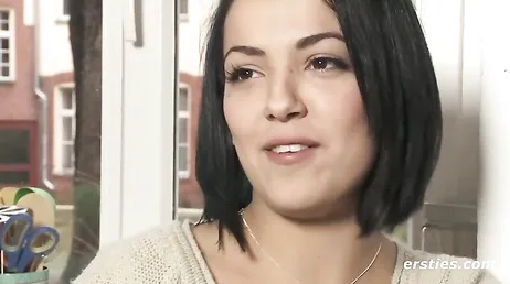 Brasileña amateur de pelo corto exhibiéndose en la webcam porno