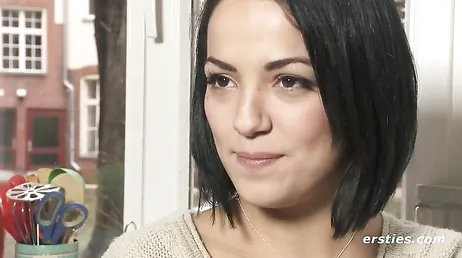 Brasileña amateur de pelo corto exhibiéndose en la webcam porno