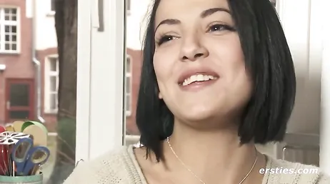 Brasileña amateur de pelo corto exhibiéndose en la webcam porno