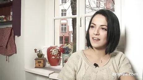 Brasileña amateur de pelo corto exhibiéndose en la webcam porno