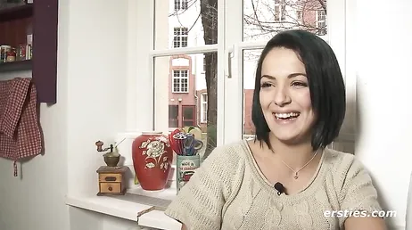 Brasileña amateur de pelo corto exhibiéndose en la webcam porno