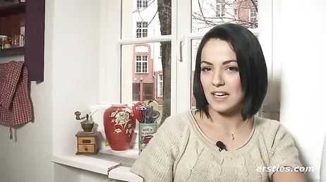 Brasileña amateur de pelo corto exhibiéndose en la webcam porno