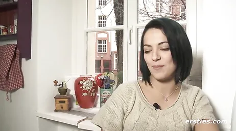 Brasileña amateur de pelo corto exhibiéndose en la webcam porno