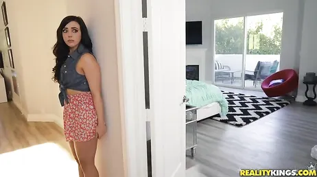 Ze gaat op de plek van de masturbator staan, zodat haar stiefbroer haar kan neuken.