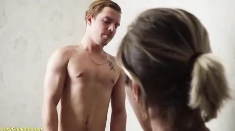 Zijn eigen vriendin regelt voor zijn verjaardag een date met een oudere, aantrekkelijke prostituee.