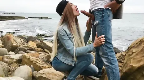 Heimlicher Blowjob im Freien in einer Bucht unter den Blicken der Zuschauer