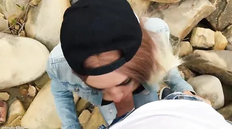 Heimlicher Blowjob im Freien in einer Bucht unter den Blicken der Zuschauer