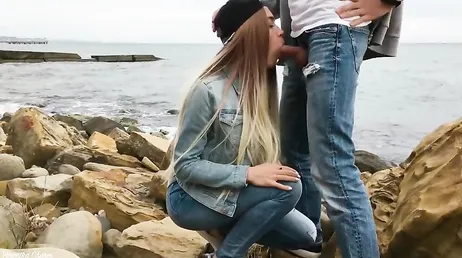 Heimlicher Blowjob im Freien in einer Bucht unter den Blicken der Zuschauer