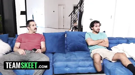 Un'orgia totale con la fidanzata di suo figlio e i genitori depravati del ragazzo!