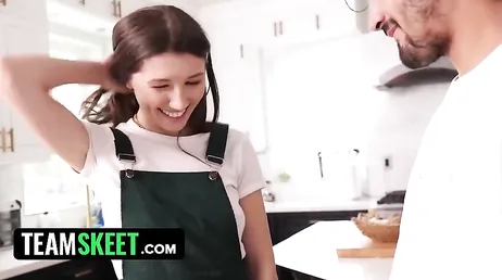 Un'orgia totale con la fidanzata di suo figlio e i genitori depravati del ragazzo!