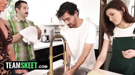 Un'orgia totale con la fidanzata di suo figlio e i genitori depravati del ragazzo!