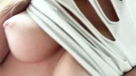 Avant que tu partes au travail, j'aimerais qu'on baise une dernière fois.