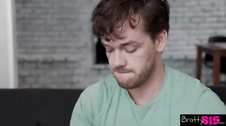 Ela prometeu ao seu meio-irmão que o deixaria transar com ela no dia da sua formatura.