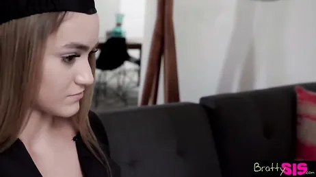 Ela prometeu ao seu meio-irmão que o deixaria transar com ela no dia da sua formatura.