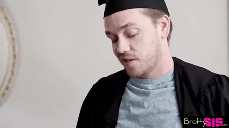 Ela prometeu ao seu meio-irmão que o deixaria transar com ela no dia da sua formatura.