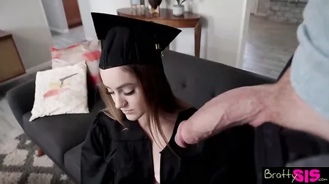 Ela prometeu ao seu meio-irmão que o deixaria transar com ela no dia da sua formatura.