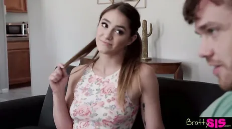 Ela prometeu ao seu meio-irmão que o deixaria transar com ela no dia da sua formatura.