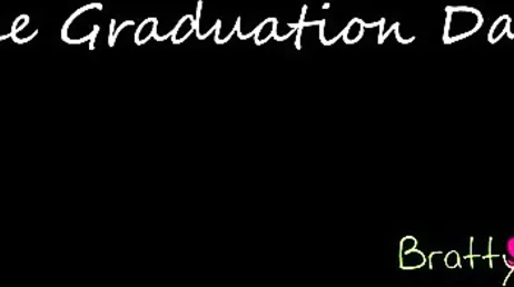 Ela prometeu ao seu meio-irmão que o deixaria transar com ela no dia da sua formatura.