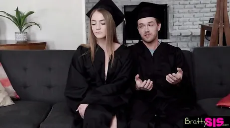 Ela prometeu ao seu meio-irmão que o deixaria transar com ela no dia da sua formatura.