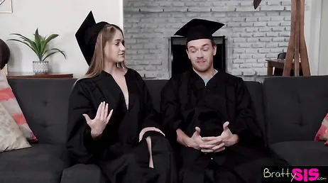 Ela prometeu ao seu meio-irmão que o deixaria transar com ela no dia da sua formatura.