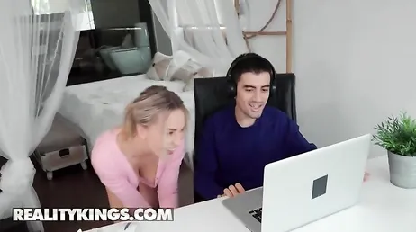 Mi novia no me deja teletrabajar ... todo el dia tratando de ponerme la polla dura