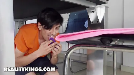 Está obsesionado con el culo de su hermanastra: y no nos extraña nada!