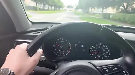 Llevando de compras a su guapa novia y follándola en los probadores de la tienda