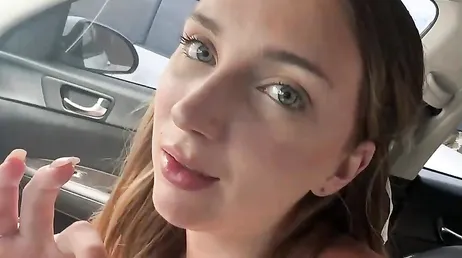 Llevando de compras a su guapa novia y follándola en los probadores de la tienda