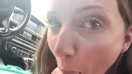 Llevando de compras a su guapa novia y follándola en los probadores de la tienda