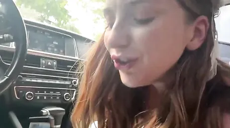 Llevando de compras a su guapa novia y follándola en los probadores de la tienda