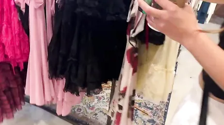 Llevando de compras a su guapa novia y follándola en los probadores de la tienda