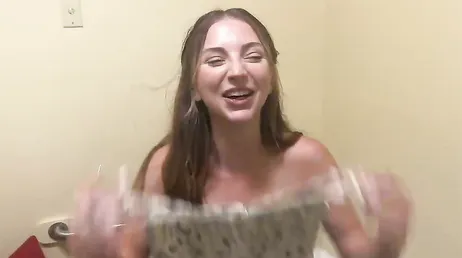 Llevando de compras a su guapa novia y follándola en los probadores de la tienda