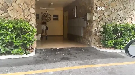 Llevando de compras a su guapa novia y follándola en los probadores de la tienda