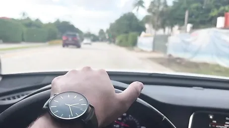 Llevando de compras a su guapa novia y follándola en los probadores de la tienda