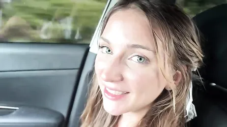 Llevando de compras a su guapa novia y follándola en los probadores de la tienda