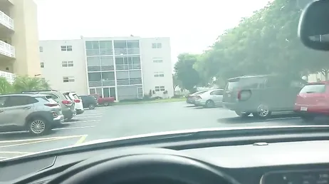 Llevando de compras a su guapa novia y follándola en los probadores de la tienda