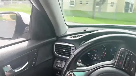 Llevando de compras a su guapa novia y follándola en los probadores de la tienda