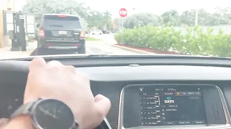 Llevando de compras a su guapa novia y follándola en los probadores de la tienda