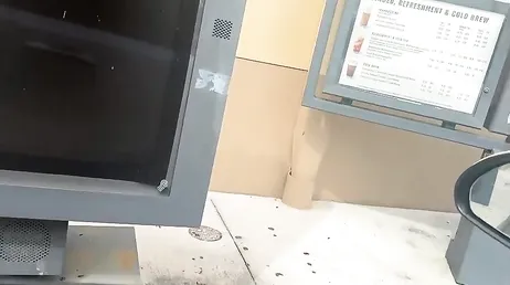 Llevando de compras a su guapa novia y follándola en los probadores de la tienda