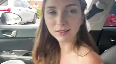 Llevando de compras a su guapa novia y follándola en los probadores de la tienda