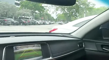 Llevando de compras a su guapa novia y follándola en los probadores de la tienda