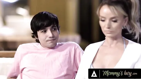 Otra MILF caliente y salida que quiere follarse al novio de su hija ... !!