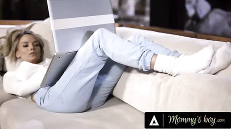 Otra MILF caliente y salida que quiere follarse al novio de su hija ... !!