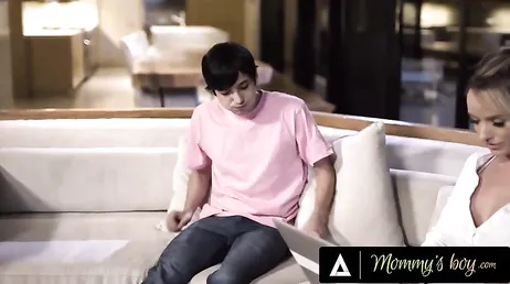 Otra MILF caliente y salida que quiere follarse al novio de su hija ... !!