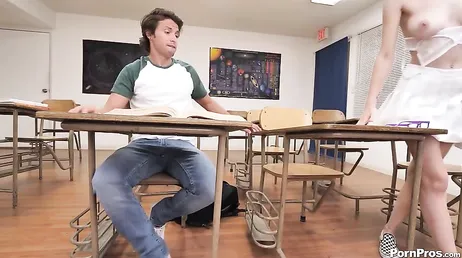 Uma colega de classe de repente começa a chupar meu pau.