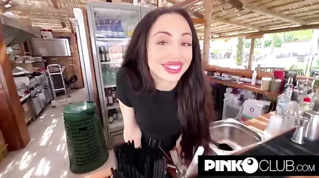 Isabella Angelina, een Italiaanse, is een mooie serveerster die met bepaalde klanten het bed deelt.