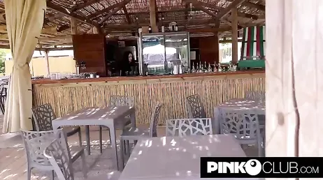 Isabella Angelina, een Italiaanse, is een mooie serveerster die met bepaalde klanten het bed deelt.