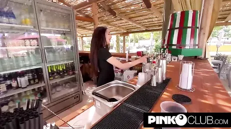 Isabella Angelina, een Italiaanse, is een mooie serveerster die met bepaalde klanten het bed deelt.