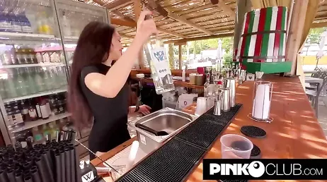 Isabella Angelina, een Italiaanse, is een mooie serveerster die met bepaalde klanten het bed deelt.