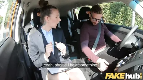 Menuda minifalda lleva la examinadora del carnet de conducir ... qué buena está!